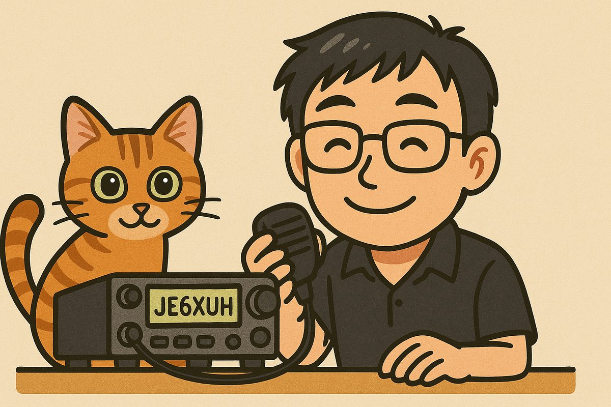 無線機のマイクを持って笑う横峯さんと、隣に座る茶トラの猫のイラスト